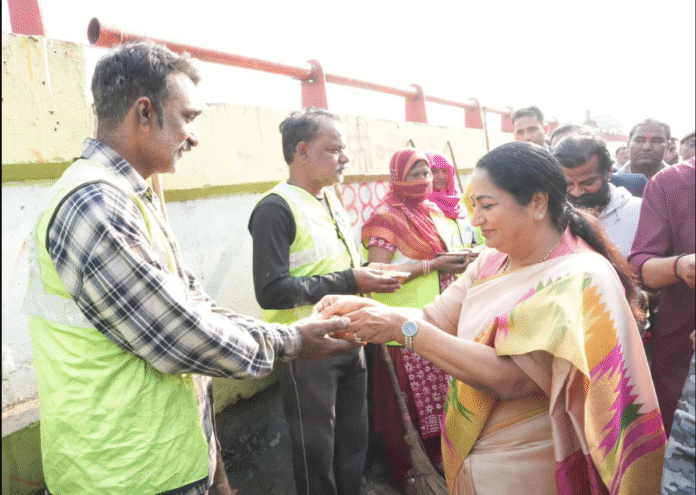 दिल्ली में बीजेपी सरकार के एक साल पूरे, हनुमान मंदिर में दर्शन के बाद CM रेखा गुप्ता ने कहा – ‘हर दिल्लीवासी के जीवन में सुख-शांति हो’