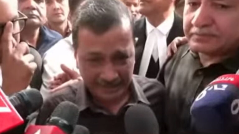 Excise Case से राहत: बरी होते ही छलके केजरीवाल-सिसोदिया के आंसू, सामने आया रिएक्शन