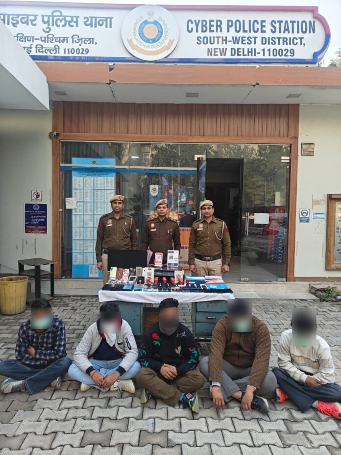 दिल्ली-मुंबई के 'हाई-टेक' ठगों का भंडाफोड़: 11 गिरफ्तार; वित्त मंत्री के नाम पर AI विज्ञापन दिखाकर बुजुर्ग से ठगे ₹22.67 लाख