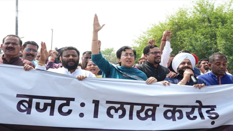 ₹1 लाख करोड़ का बजट और दमकल के पास एक सीढ़ी भी नहीं? पालम अग्निकांड पर आतिशी का प्रचंड विरोध; बीजेपी सरकार को घेरा