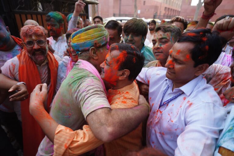 AAP दफ्तर में तीन साल बाद होली का जश्न, ‘कट्टर ईमानदार’ अंदाज में उड़े रंग
