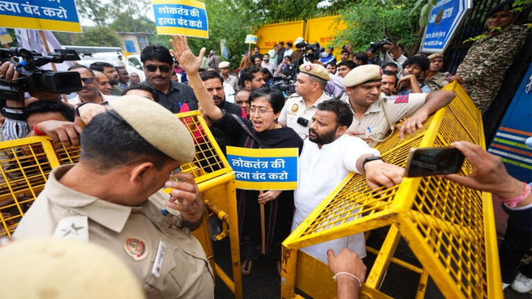 बजट से पहले ‘बहिष्कार’: दिल्ली विधानसभा में AAP का सड़क पर संग्राम; आतिशी ने पूछा- बिना विपक्ष कैसा बजट सत्र?