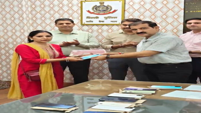 चेहरे पर लौटी मुस्कान: दिल्ली क्राइम ब्रांच ने बरामद किए 16 लाख के 75 चोरी हुए मोबाइल; मालिकों को सौंपे