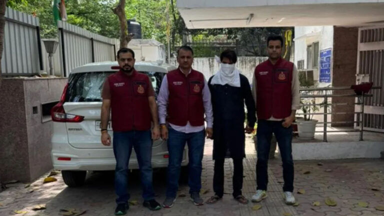 युवाओं की सेहत से ‘खिलवाड़’: दिल्ली क्राइम ब्रांच ने पकड़ा नकली प्रोटीन बनाने वाला बड़ा गिरोह; रानी खेड़ा की ‘अवैध फैक्ट्री’ सील