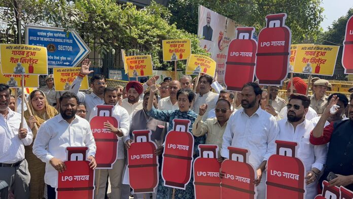 'मोदी ने किया सरेंडर, गायब हुआ सिलेंडर': देशव्यापी गैस संकट पर दिल्ली विधानसभा के बाहर AAP का प्रचंड प्रदर्शन