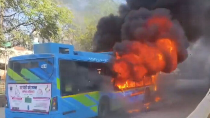 दिल्ली में बीच सड़क धूं-धूं कर जली DTC की इलेक्ट्रिक बस, मिनटों में मच गई अफरा-तफरी