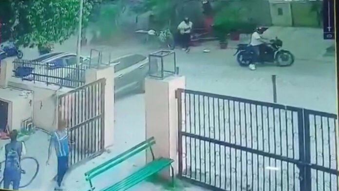 दिल्ली के पॉश इलाके CR पार्क में दिनदहाड़े गुंडागर्दी: महिला से चेन स्नैचिंग की कोशिश, विरोध करने पर चाकू से किया हमला