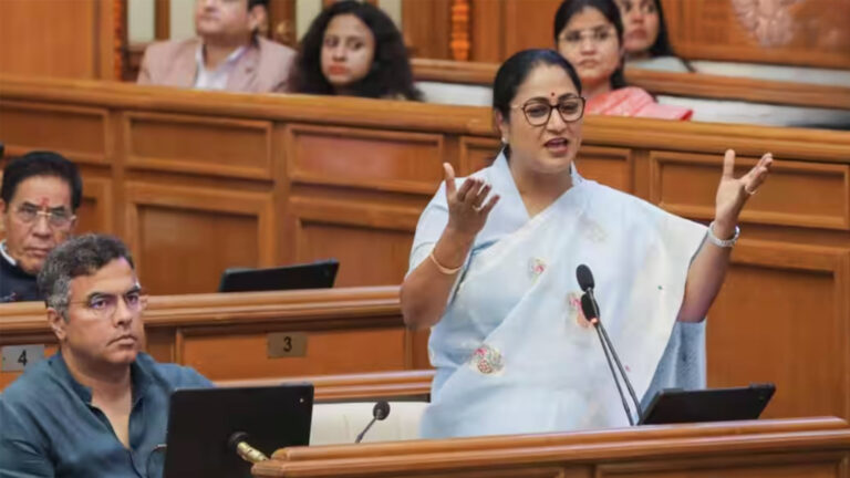 दिल्ली बजट 2026: रेखा गुप्ता सरकार का ₹1.03 लाख करोड़ का ‘हरित बजट’; होली-दीपावली पर फ्री LPG और धूल-मुक्त सड़कों का बड़ा ऐलान