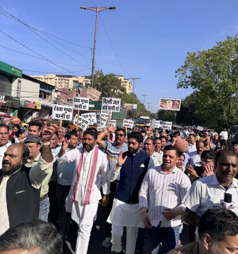 ‘रेखा गुप्ता पानी दो’: नवरात्रि में प्यासी दिल्ली! करोल बाग-पहाड़गंज में जल संकट पर जल बोर्ड मुख्यालय घेरा, कल तक का अल्टीमेटम