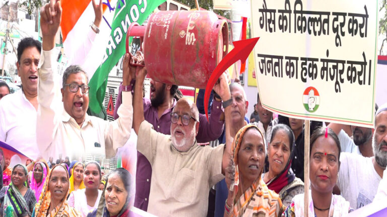 मिडल ईस्ट में मिसाइलें, दिल्ली की रसोई में धमाका: सिलेंडर के लिए त्राहि-त्राहि, ‘अमेरिका की गुलामी’ के आरोपों के बीच सड़कों पर उतरी कांग्रेस!