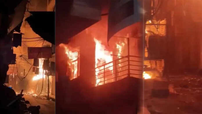 दिल्ली: लक्ष्मी नगर में आग का तांडव ट्रांसफार्मर में धमाके से 4 इमारतें और 14 फ्लैट्स जलकर राख; मची अफरा-तफरी