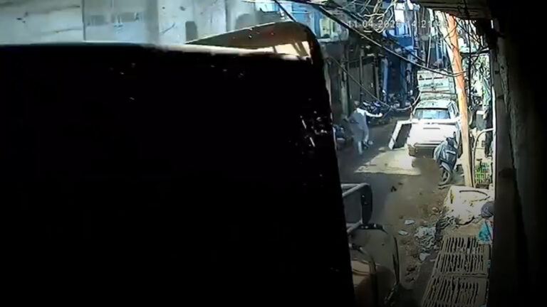 दिल्ली के आनंद पर्वत में ‘यमराज’ बना बेकाबू ट्रक: ब्रेक फेल होने से एक की मौके पर मौत; रोंगटे खड़े कर देने वाला CCTV आया सामने