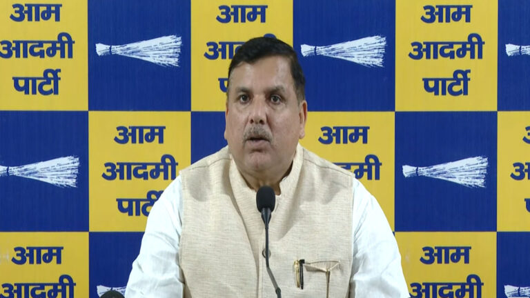 “गुजरात में भाजपा की तानाशाही”: ईशुदान गढ़वी की गिरफ्तारी पर संजय सिंह का बड़ा हमला; बोले— “केजरीवाल की रैलियों से डरे मोदी-शाह”