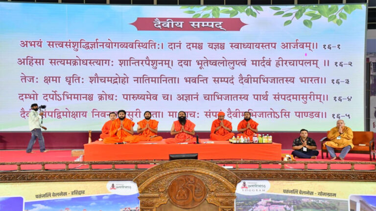 हरिद्वार में योग का महासंगम: बाबा रामदेव और संत सुरेश भैयाजी ने युवाओं को दिया ‘लक्ष्य भेदन’ का मंत्र