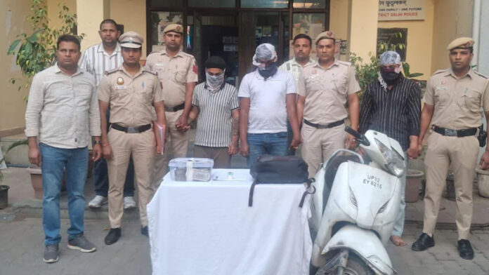 लक्ष्मी नगर में कलयुगी बेटे की करतूत: ऐशो-आराम के लिए पिता पर तानी पिस्तौल, 10 लाख की लूट का खौफनाक प्लान; दिल्ली पुलिस ने 24 घंटे में किया खुलासा