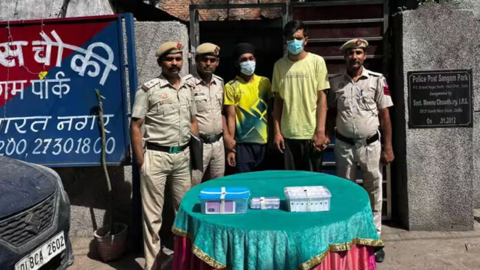 ऑनलाइन शॉपिंग का महा-घोटाला: 50 iPhone का ऑर्डर दिया, घर पहुँचा 'जीरो'; 35 लाख की चपत लगाने वाले डिलीवरी एजेंट समेत 2 गिरफ्तार