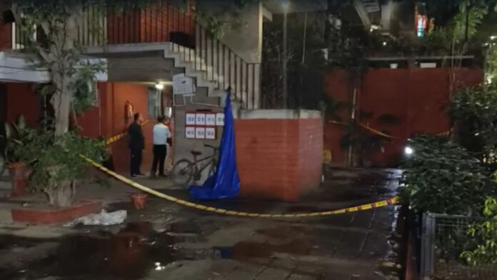 साउथ दिल्ली में खूनी खेल: सीआर पार्क के तारा अपार्टमेंट्स में बाप-बेटे की चाकू घोंपकर निर्मम हत्या; पैसों के लेन-देन में उजड़ा परिवार