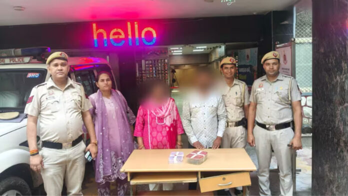 सहेली ही निकली आस्तीन का सांप: दिल्ली में मेहंदी लगाने के बहाने चुराई घर की चाबियां, फिर बुर्का पहनकर की लाखों की चोरी