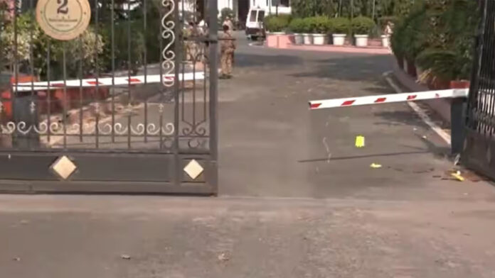 दिल्ली विधानसभा 'कांड' में बड़ा खुलासा: लापता भांजे के लिए सरबजीत ने बैरियर में मारी थी टक्कर; लॉकअप में रातभर मचाया उत्पात, बोला— 'मेरे पास महाराजा की तलवार है'