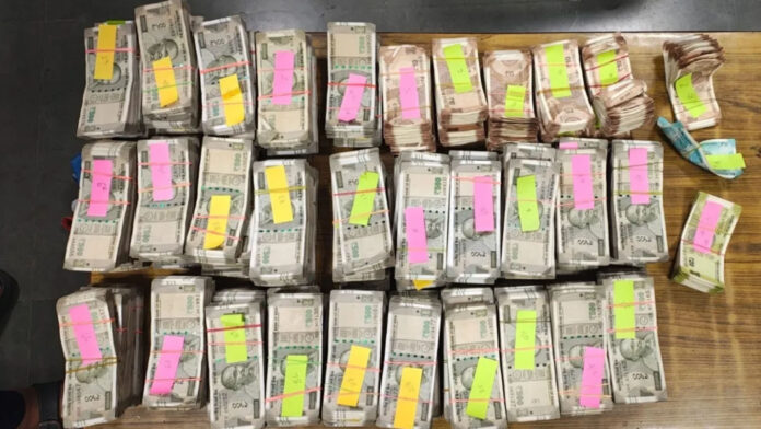 दिल्ली में CBI का डबल धमाका: द्वारका नारकोटिक्स सेल का हेड-कांस्टेबल 2 लाख रिश्वत लेते रंगे हाथों गिरफ्तार, डिजिटल अरेस्ट स्कैम में बैंक मैनेजर दबोचा