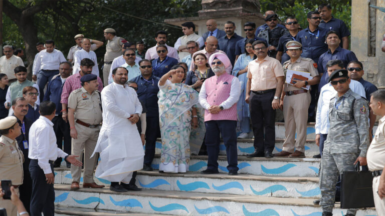 स्वच्छ यमुना का संकल्प: LG तरनजीत सिंह संधू और CM रेखा गुप्ता ने किया वासुदेव घाट का दौरा; मानसून से पहले ‘मिशन मोड’ में काम पूरा करने के निर्देश