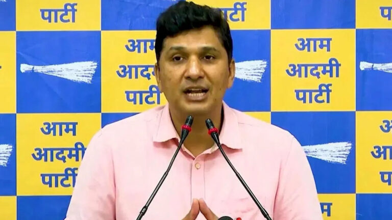 ‘आप’ में बड़ी दरार? राघव चड्ढा को Z+ सिक्योरिटी पर सौरभ भारद्वाज का बड़ा दावा— “बीजेपी ने डर और लालच देकर राघव को अपनी ओर मिलाया”