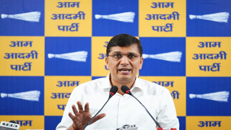 बंगाल चुनाव खत्म होते ही I-PAC निदेशक को मिली बेल; सौरभ भारद्वाज ने ‘टाइमिंग’ पर उठाए सवाल, बोले- “लोकतंत्र का नंगा नाच”