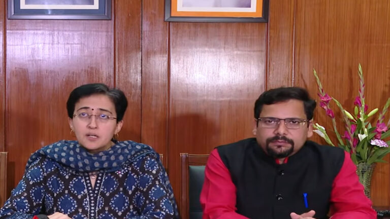 प्रेस कॉन्फ्रेंस में Atishi और Sanjeev Jha का BJP पर कड़ा प्रहार: “दिल्ली की महिलाओं के ₹2500 कब आएंगे, मोदी जी?”