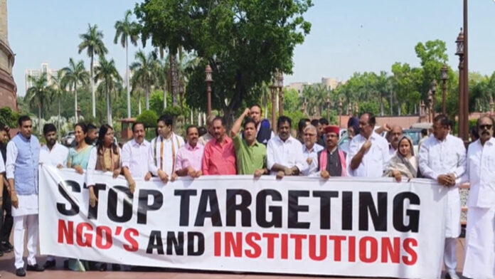 संसद के 'मकर द्वार' पर विपक्ष का हल्लाबोल: FCRA संशोधन विधेयक को बताया 'काला कानून'; वापसी की मांग को लेकर भारी विरोध