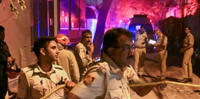 साकेत के सैदुल्लाजाब में ढही छह मंजिला इमारत