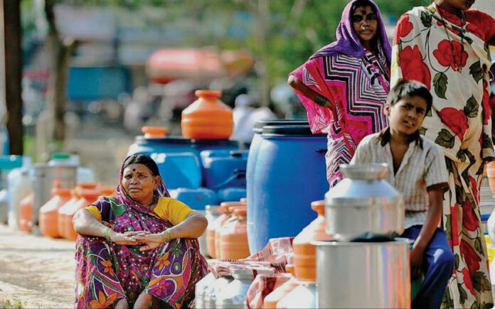 आया नगर में पानी के टैंकर से पानी भरते स्थानीय लोग