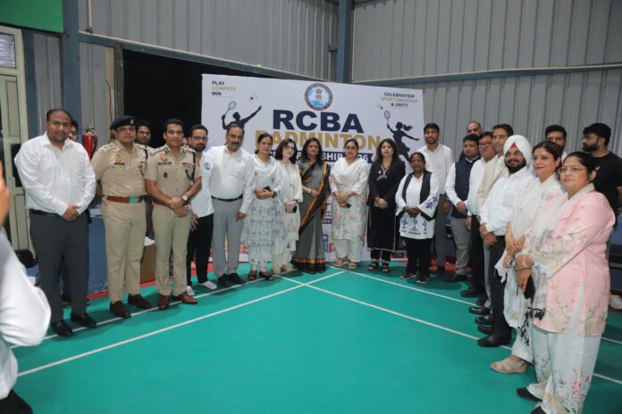 न्यायाधीश और पुलिस अधिकारी खिलाड़ियों का उत्साह बढ़ाते हुए।