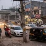 द्वारका और उत्तम नगर में सड़क व सर्विस लेन के बीच खड़े बिजली के खंभे, हादसे का बना खतरा।