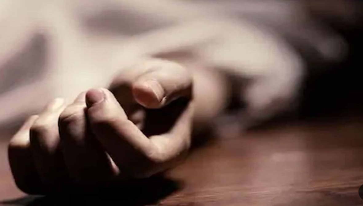 रघुबीर नगर में विवाहिता की संदिग्ध मौत के बाद जांच करती पुलिस।