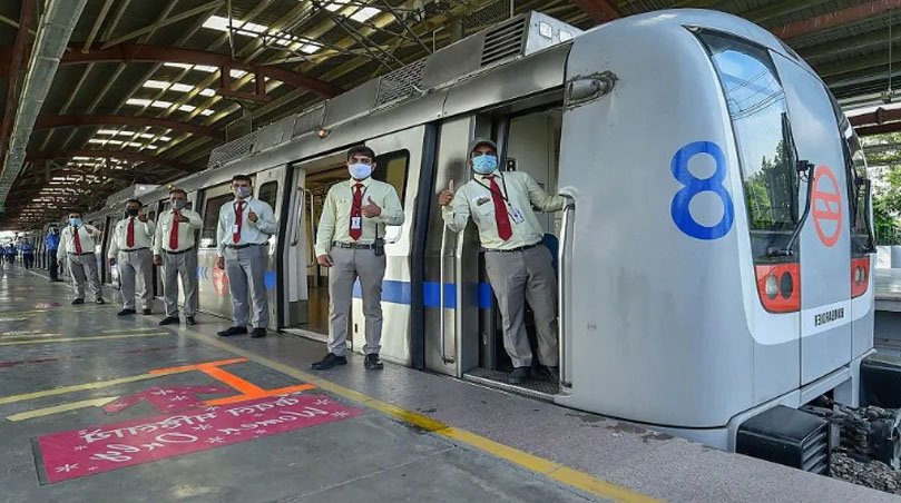 दिल्ली मेट्रो की ब्लू लाइन पर तकनीकी खराबी के कारण आनंद विहार और वैशाली स्टेशन के बीच मेट्रो ट्रेन।