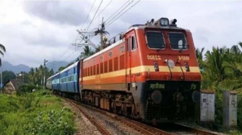 रेलवे स्टेशन पर समर स्पेशल ट्रेन का इंतजार करते यात्री और प्लेटफॉर्म पर खड़ी ट्रेन।