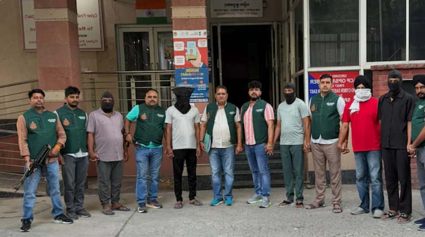दिल्ली पुलिस स्पेशल सेल द्वारा ISI से जुड़े आतंकी नेटवर्क के 7 आरोपियों की गिरफ्तारी और हथियार बरामदगी का दृश्य।
