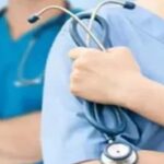 दरभंगा मेडिकल कॉलेज अस्पताल (DMCH) के इमरजेंसी वार्ड के बाहर जुटी भीड़ और तैनात पुलिस।