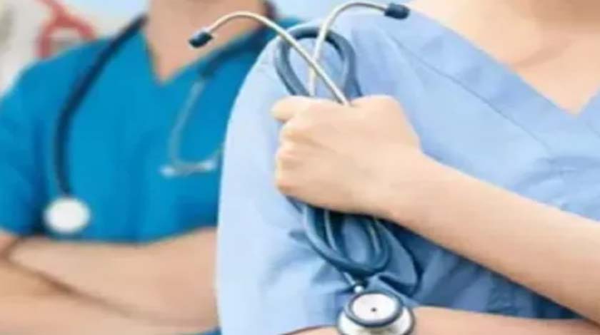 दरभंगा मेडिकल कॉलेज अस्पताल (DMCH) के इमरजेंसी वार्ड के बाहर जुटी भीड़ और तैनात पुलिस।