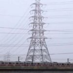 दिल्ली मेट्रो के अंदर यात्रियों द्वारा मोबाइल नेटवर्क समस्या, कॉल ड्रॉप और कमजोर इंटरनेट कनेक्टिविटी का प्रतीकात्मक दृश्य।
