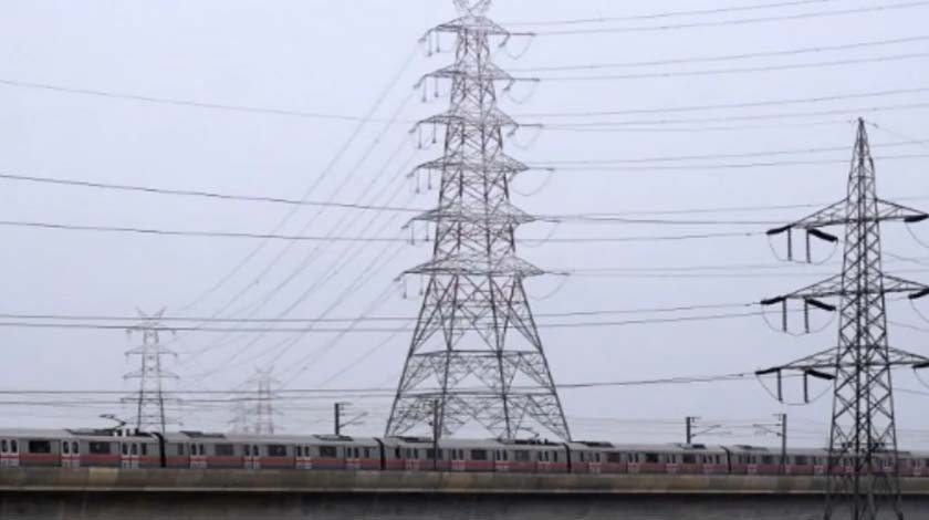 दिल्ली मेट्रो के अंदर यात्रियों द्वारा मोबाइल नेटवर्क समस्या, कॉल ड्रॉप और कमजोर इंटरनेट कनेक्टिविटी का प्रतीकात्मक दृश्य।
