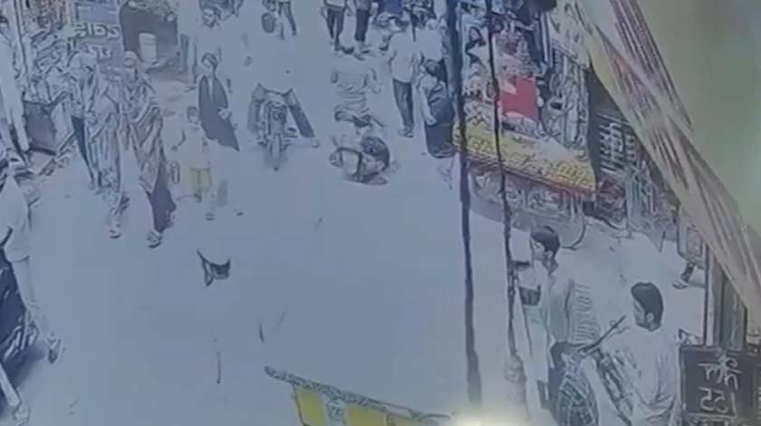 दिल्ली दयालपुर मर्डर केस में स्कूटी सवार बदमाशों द्वारा फायरिंग और मौके से भागने का CCTV फुटेज दृश्य।