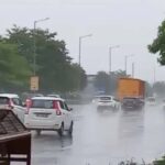 दिल्ली-एनसीआर में बारिश के दौरान IGI एयरपोर्ट और सड़कों पर पानी भराव तथा बादलों से घिरा आसमान का दृश्य।