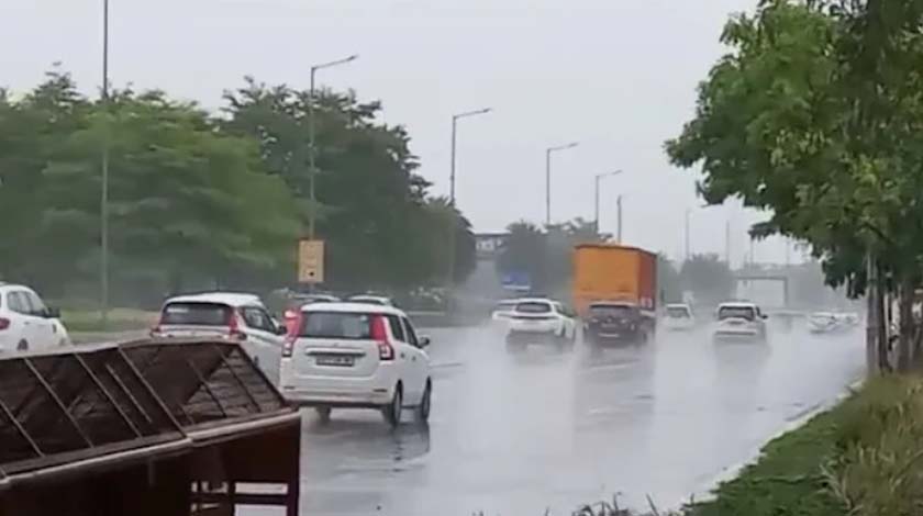 दिल्ली-एनसीआर में बारिश के दौरान IGI एयरपोर्ट और सड़कों पर पानी भराव तथा बादलों से घिरा आसमान का दृश्य।