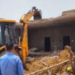 नूंह में प्रशासन द्वारा अवैध कॉलोनियों पर बुलडोजर कार्रवाई, 18 एकड़ क्षेत्र में बनी संरचनाओं को ध्वस्त करते हुए दृश्य।