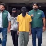 दिल्ली पुलिस स्पेशल सेल की टीम और बरामद हथियारों का प्रतीकात्मक दृश्य।