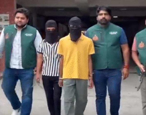 दिल्ली पुलिस स्पेशल सेल की टीम और बरामद हथियारों का प्रतीकात्मक दृश्य।