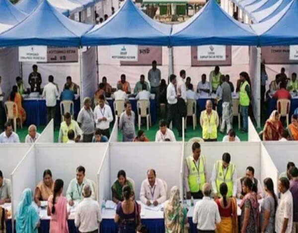 जन कल्याण शिविर में बैठे अधिकारी और अपनी समस्याएं बताते लोग।