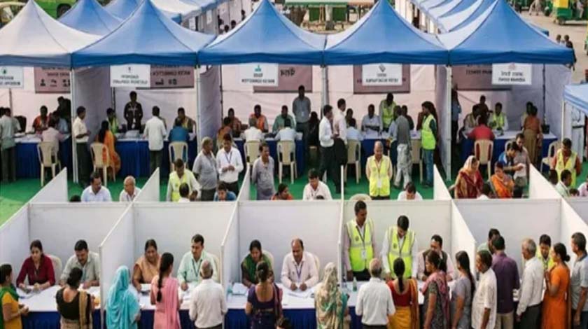 जन कल्याण शिविर में बैठे अधिकारी और अपनी समस्याएं बताते लोग।