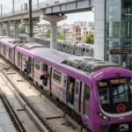 दिल्ली मेट्रो ट्रेन और निर्माणाधीन नए मेट्रो कॉरिडोर का दृश्य।